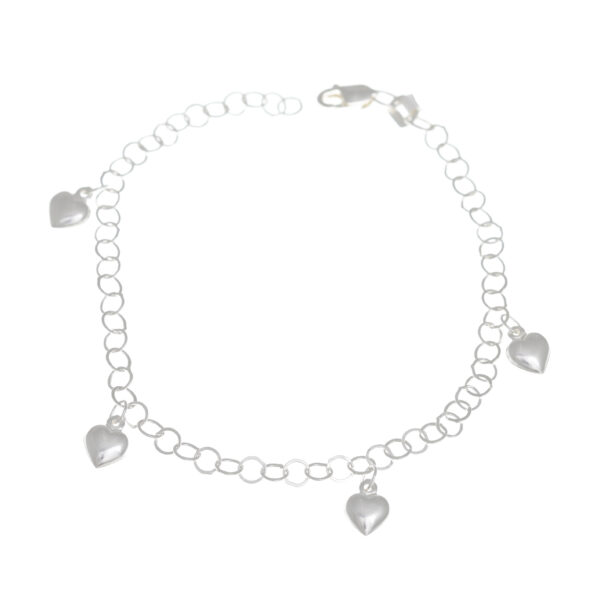 Pulsera de plata con corazones en fondo blanco