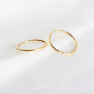 ARRACADAS TUBULARES CON GRABADO DE ESPIGA FACETADA