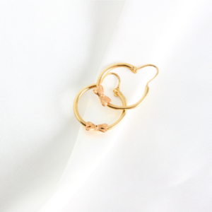 ARRACADAS CIRCULARES CON DIJE DE MOÑO EN ORO ROSA