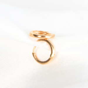 ARRACADAS FACETADA HUGGIE ORO 10K