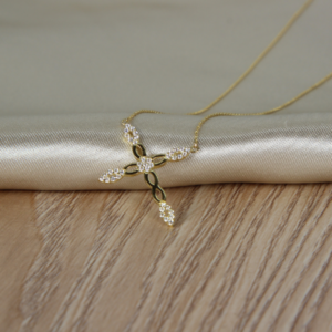 Gargantilla de Cruz con Circonias Oro 10K Estuche de Regalo